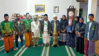 Relawan Santri Dukung Ganjar Banten sowan ke Abuya Dimyati di Cidahu, Pandeglang. Foto: Istimewa