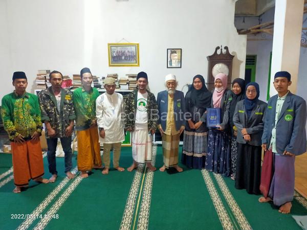 Relawan Santri Dukung Ganjar Banten sowan ke Abuya Dimyati di Cidahu, Pandeglang. Foto: Istimewa