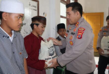 Kapolres Serang, AKBP Yudha Satria bagian paket sembako ke anak yatim. Foto: Yono