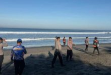 Tim SAR Gabungan melakukan pencarian wisawatan di Pantai Cihara. Foto Daeng Yusvin
