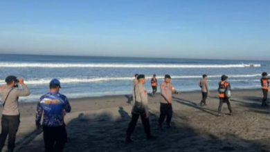 Tim SAR Gabungan melakukan pencarian wisawatan di Pantai Cihara. Foto Daeng Yusvin