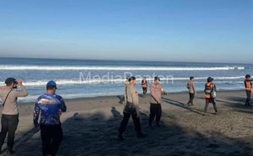Tim SAR Gabungan melakukan pencarian wisawatan di Pantai Cihara. Foto Daeng Yusvin