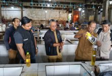 Satgas Pangan Polres Serang cek takaran minyak goreng Minyak Kita di Pasar Ciruas. Foto: Yono