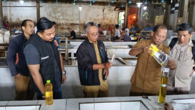 Satgas Pangan Polres Serang cek takaran minyak goreng Minyak Kita di Pasar Ciruas. Foto: Yono