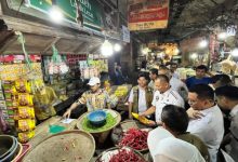 Satgas Pangan Polda Banten mencek harga di Pasar Induk Rau. Foto Yono