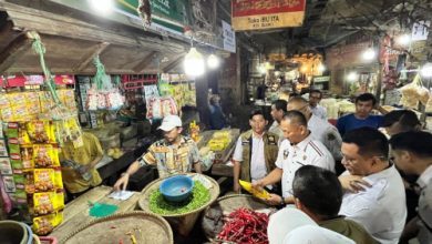 Satgas Pangan Polda Banten mencek harga di Pasar Induk Rau. Foto Yono