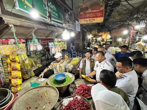 Satgas Pangan Polda Banten mencek harga di Pasar Induk Rau. Foto Yono
