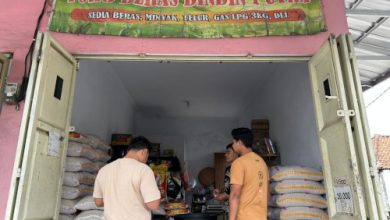 Satgas Pangan Polres Serang monitor harga beras di Kragilan. Foto Yono