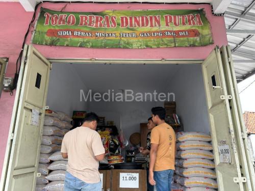 Satgas Pangan Polres Serang monitor harga beras di Kragilan. Foto Yono