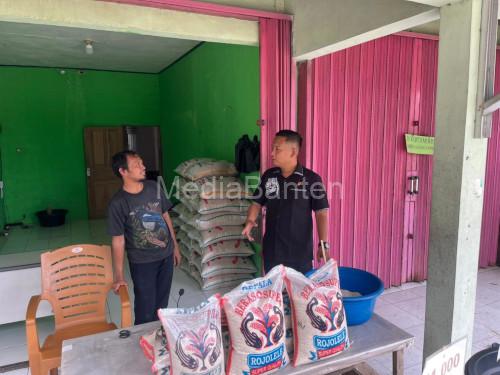 Pemantauan harga beras di sejumlah lokasi oleh Satgas Pangan Polres Serang. Foto Yono