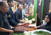 Satgas Pangan Polres Serang melakukan pengawasan harga. Foto Yono