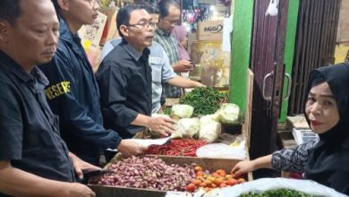 Satgas Pangan Polres Serang melakukan pengawasan harga. Foto Yono