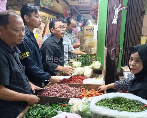 Satgas Pangan Polres Serang melakukan pengawasan harga. Foto Yono
