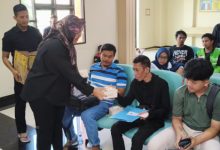 Program Jumat Berkah dari Satlantas Polres Serang ke Pemohon SIM. Foto: Yono