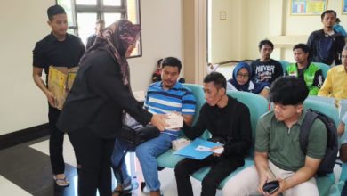 Program Jumat Berkah dari Satlantas Polres Serang ke Pemohon SIM. Foto: Yono