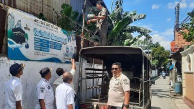 Penertiban perangkat box jaringan internet tanpa izin di Kota Tangerang. Foto: Antara