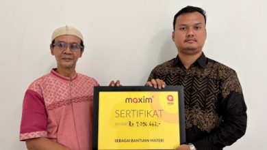 Santunan Maxim ke mitra pengemudi dan konsumen. Foto Arkam Suprapto