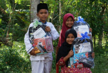 Donasi School Kit bagi murid madrasah di Cijaku. Foto: Dompet Dhuafa