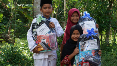 Donasi School Kit bagi murid madrasah di Cijaku. Foto: Dompet Dhuafa