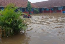 Murid SDN 1 Cibeureum terpaksa diliburkan karena sekolahnya terendam banjir. Foto: Antara