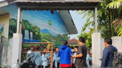 Pembukaan segel SDN Kuranji, Kota Serang. Foto: Antara