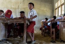Murid SDN 1 Curug, Kabupaten Pandeglang belajar berlantai tanah karena proyek pembangunan gedung tersebut mangkrak sejak 2017. Foto: Antara