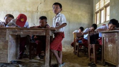 Murid SDN 1 Curug, Kabupaten Pandeglang belajar berlantai tanah karena proyek pembangunan gedung tersebut mangkrak sejak 2017. Foto: Antara