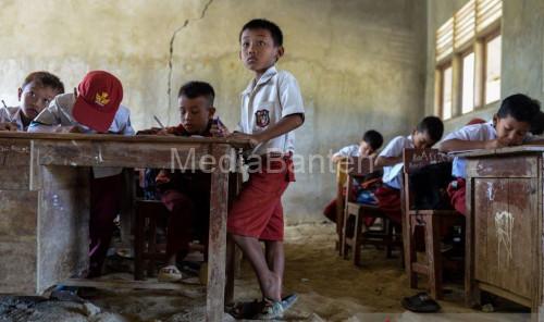 Murid SDN 1 Curug, Kabupaten Pandeglang belajar berlantai tanah karena proyek pembangunan gedung tersebut mangkrak sejak 2017. Foto: Antara