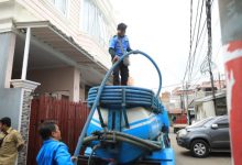 Perbaikan toilet rumah di Kota Tangerang via aplikasi Sisenja. Foto: Antara