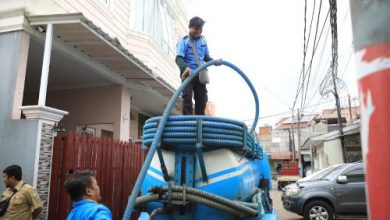 Perbaikan toilet rumah di Kota Tangerang via aplikasi Sisenja. Foto: Antara