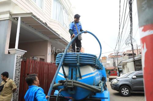 Perbaikan toilet rumah di Kota Tangerang via aplikasi Sisenja. Foto: Antara