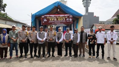 Pj Sekda Banten dan Wakapolda Banten memantau pemungutan suara Pilkada. Foto: Biro Adpim Banten