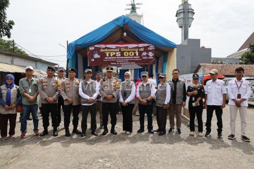 Pj Sekda Banten dan Wakapolda Banten memantau pemungutan suara Pilkada. Foto: Biro Adpim Banten