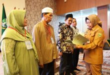 Pj Sekda Banten, Virgojanti serahkan sertifikat tanah milik masyarakat. Foto: Biro Adpim Banten