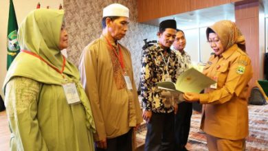 Pj Sekda Banten, Virgojanti serahkan sertifikat tanah milik masyarakat. Foto: Biro Adpim Banten