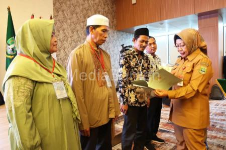 Pj Sekda Banten, Virgojanti serahkan sertifikat tanah milik masyarakat. Foto: Biro Adpim Banten