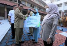 Sekda Kota Tangerang, Herman Suwarman serahkan santunan BPJS. Foto: Diskominfo Kota Tangerang