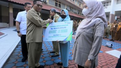 Sekda Kota Tangerang, Herman Suwarman serahkan santunan BPJS. Foto: Diskominfo Kota Tangerang