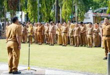 Sekda Kota Cilegon, Maman Mauludin jadi inspektur upacara. Foto Daeng Yusvin