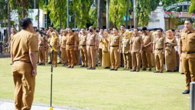 Sekda Kota Cilegon, Maman Mauludin jadi inspektur upacara. Foto Daeng Yusvin