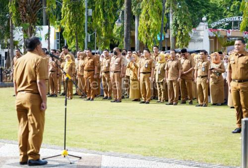 Sekda Kota Cilegon, Maman Mauludin jadi inspektur upacara. Foto Daeng Yusvin