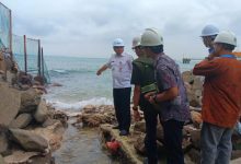 Plt Sekda Kota Cilegon, Ahmad Aziz Ade Putra meninjau muara drainase di Ciwandan. Foto Daeng Yusvin