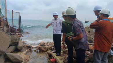 Plt Sekda Kota Cilegon, Ahmad Aziz Ade Putra meninjau muara drainase di Ciwandan. Foto Daeng Yusvin