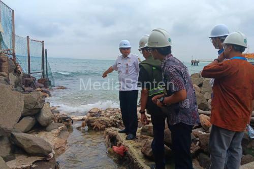Plt Sekda Kota Cilegon, Ahmad Aziz Ade Putra meninjau muara drainase di Ciwandan. Foto Daeng Yusvin