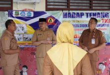 Plt Sekda Cilegon, Ahmad Aziz Ade Setia Putra monitoring tes kemampuan akademik kelas VI SD. Foto Daeng Yusvin
