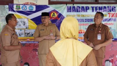 Plt Sekda Cilegon, Ahmad Aziz Ade Setia Putra monitoring tes kemampuan akademik kelas VI SD. Foto Daeng Yusvin