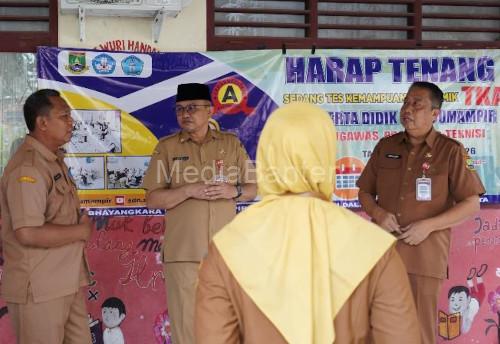 Plt Sekda Cilegon, Ahmad Aziz Ade Setia Putra monitoring tes kemampuan akademik kelas VI SD. Foto Daeng Yusvin