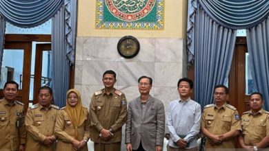 Sekda Kabupaten Serang, Zaldi Dhuhana saat menerima manajemen eks pabrik sepatu. Foto Antara