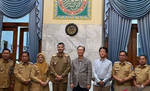 Sekda Kabupaten Serang, Zaldi Dhuhana saat menerima manajemen eks pabrik sepatu. Foto Antara