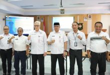 Plt Sekda Kota Cilegon, Ahmad Aziz Setia Ade Putra rapat dengan par OPD. Foto Daeng Yusvin